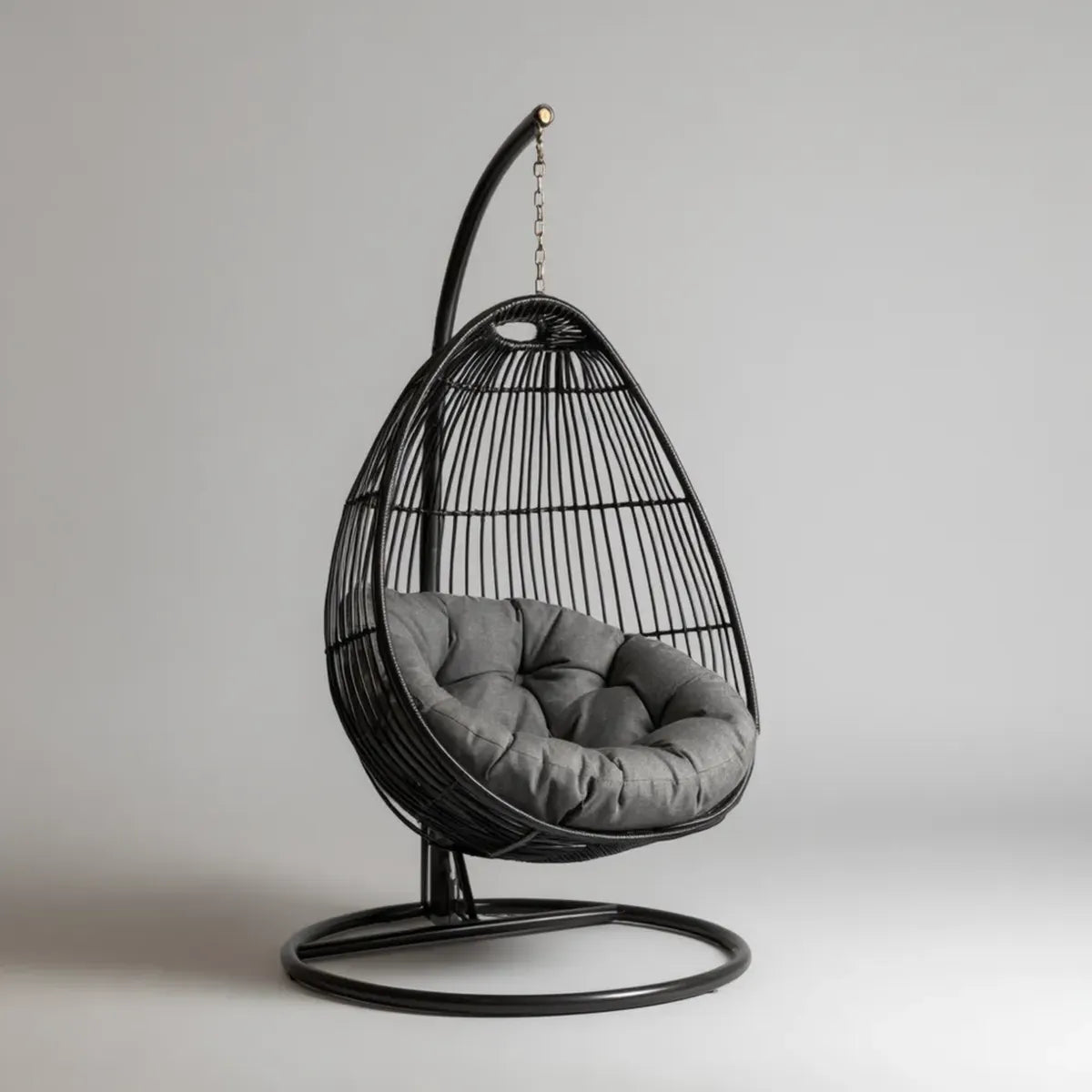 Hamak lub fotel wiszący, Krzesło wiszące z ramą Czarnoszary 105 x 105 x 195 cm ze stali proszkowej PE rattan w kształcie Egg- kształtów